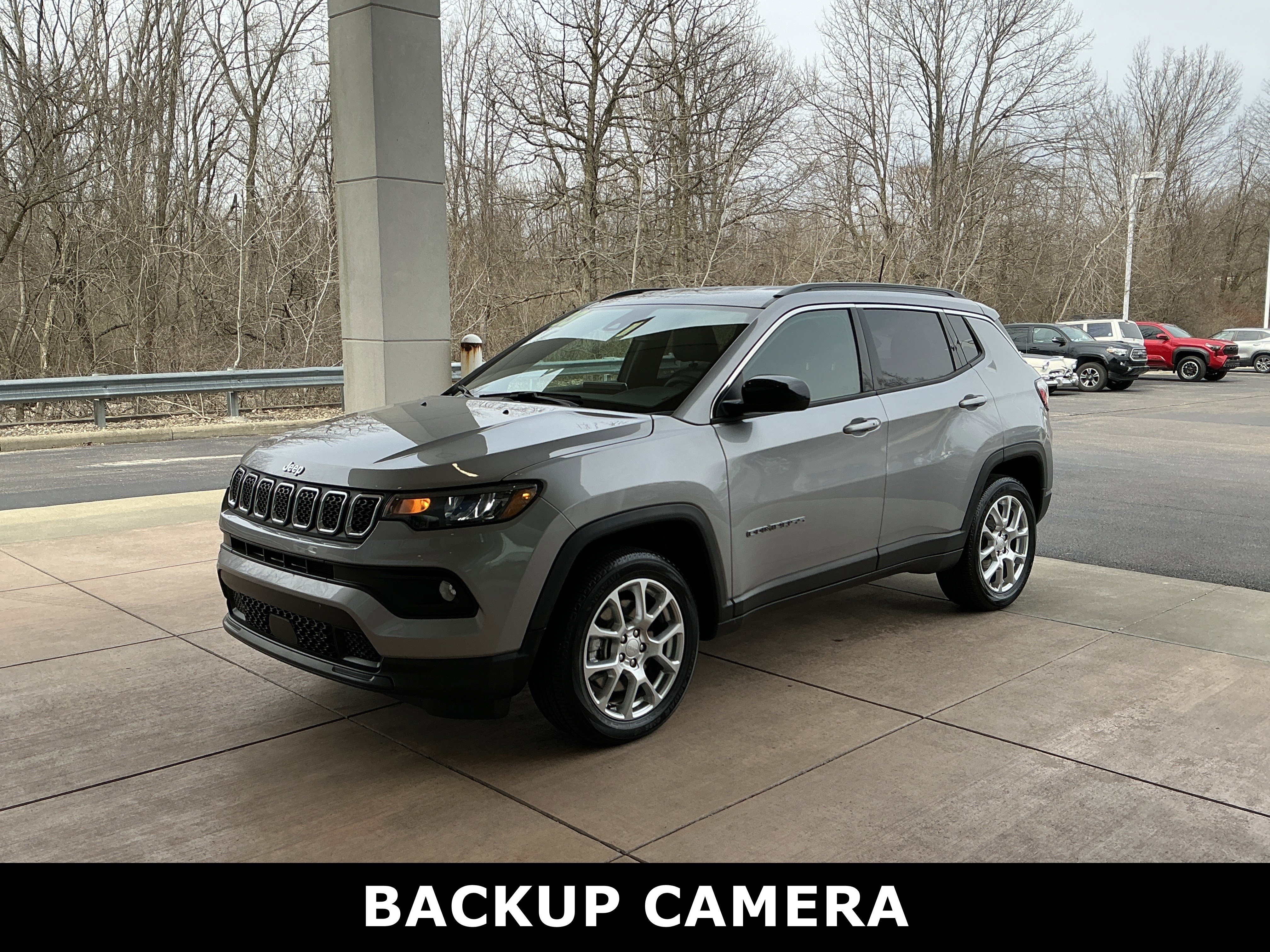 Used 2023 Jeep Compass Latitude AWD/4WD image 3