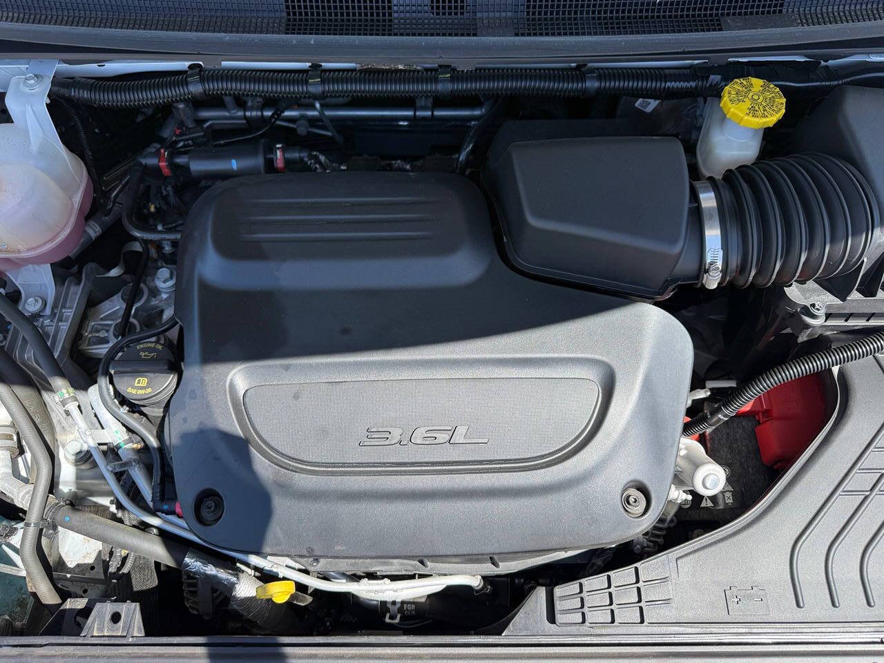 Used 2024 Chrysler Pacifica Touring FWD image 9