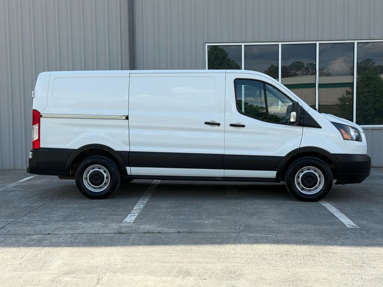 Used 2019 Ford Transit 150 130 Low Roof RWD image 4