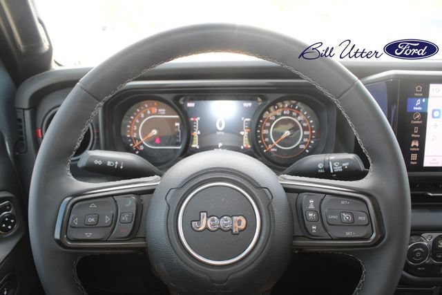 Used 2025 Jeep Gladiator Rubicon w/ Convenience Group AWD/4WD image 9