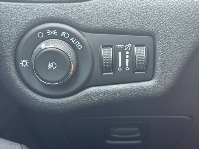 Used 2020 Jeep Cherokee Trailhawk w/ Cold Weather Group AWD/4WD image 22