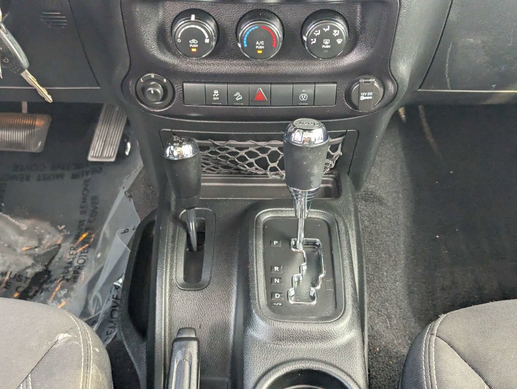 Used 2016 Jeep Wrangler Unlimited Rubicon w/ Connectivity Group AWD/4WD image 18