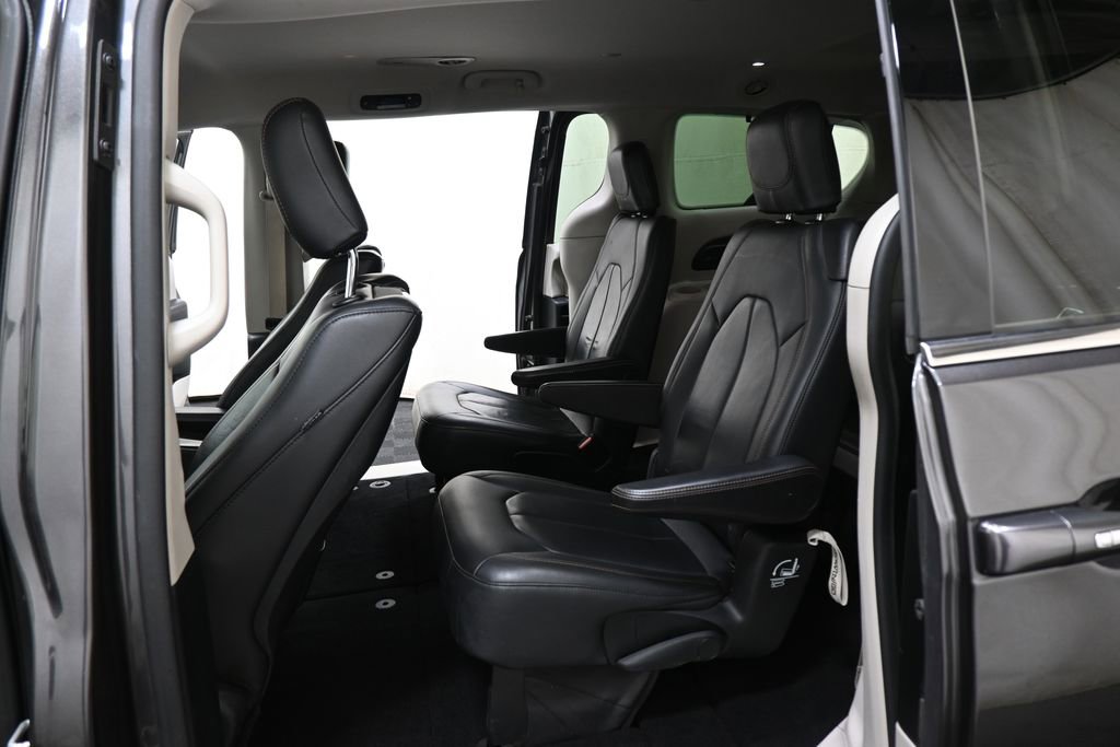 Used 2018 Chrysler Pacifica Touring-L Plus image 14