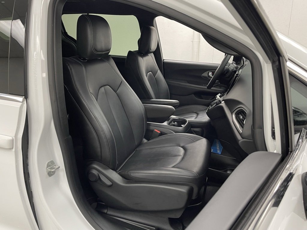 Used 2025 Chrysler Pacifica Select image 12