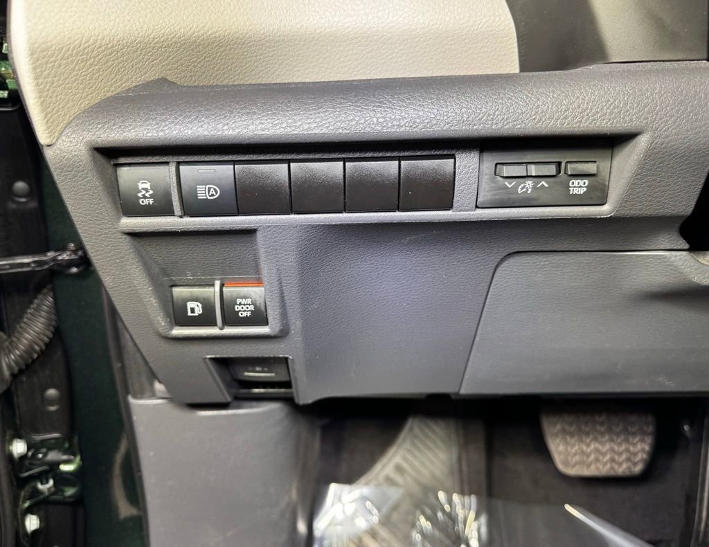 Used 2024 Toyota Sienna XLE image 21