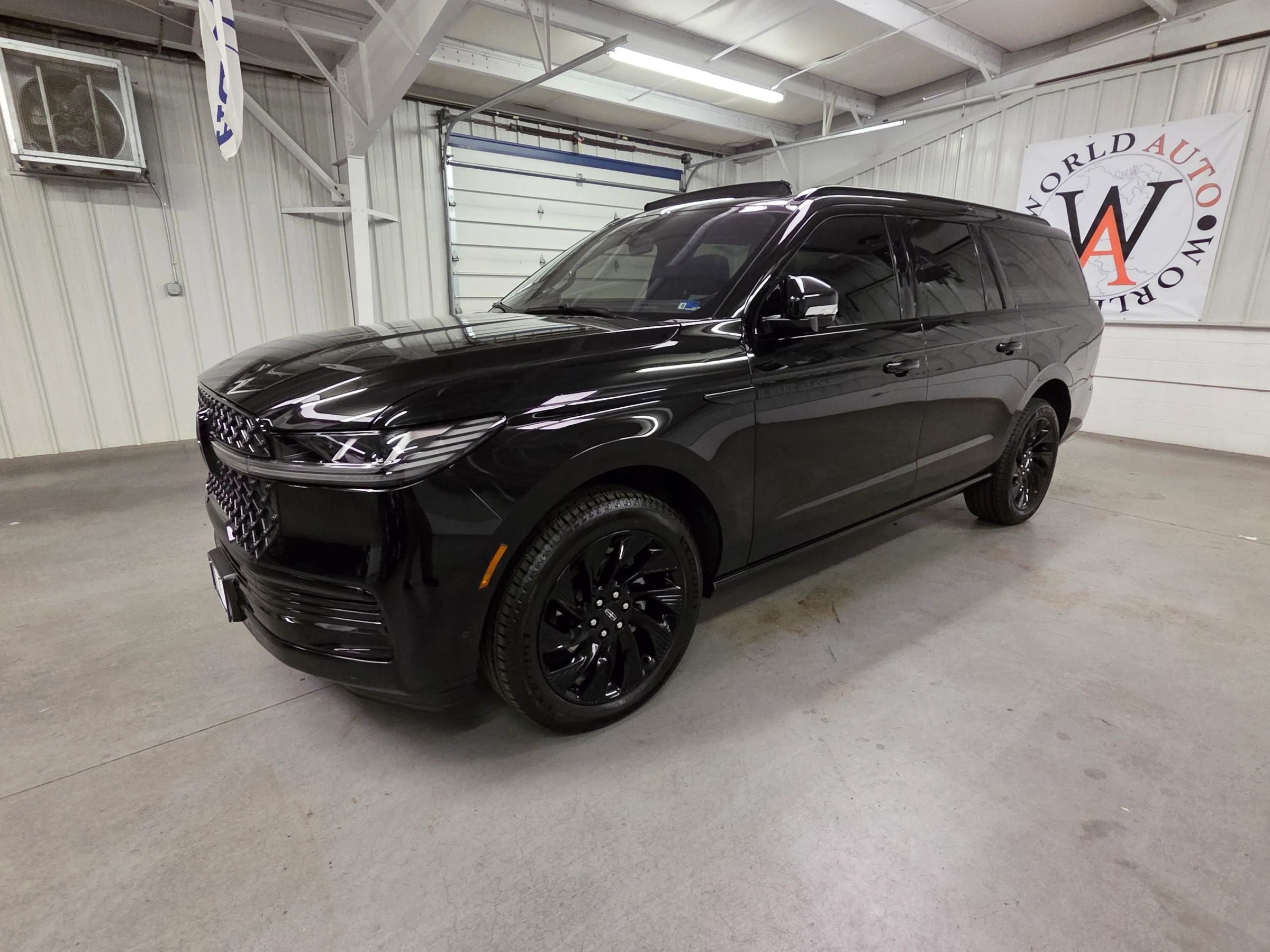 Used 2025 Lincoln Navigator L Reserve w/ Jet Appearance Package AWD/4WD image 2