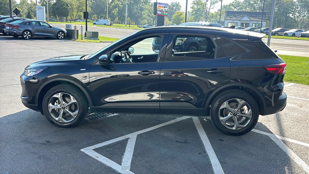 Used 2025 Ford Escape ST-Line Select AWD/4WD image 2