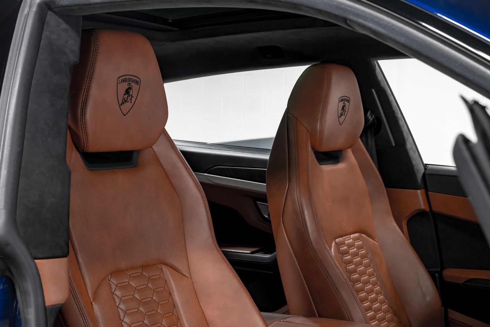 Used 2021 Lamborghini Urus AWD/4WD image 40