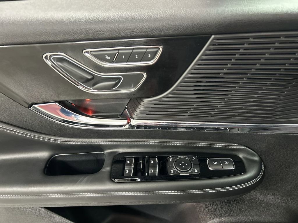 Used 2022 Lincoln Corsair Standard w/ Premium Package image 11