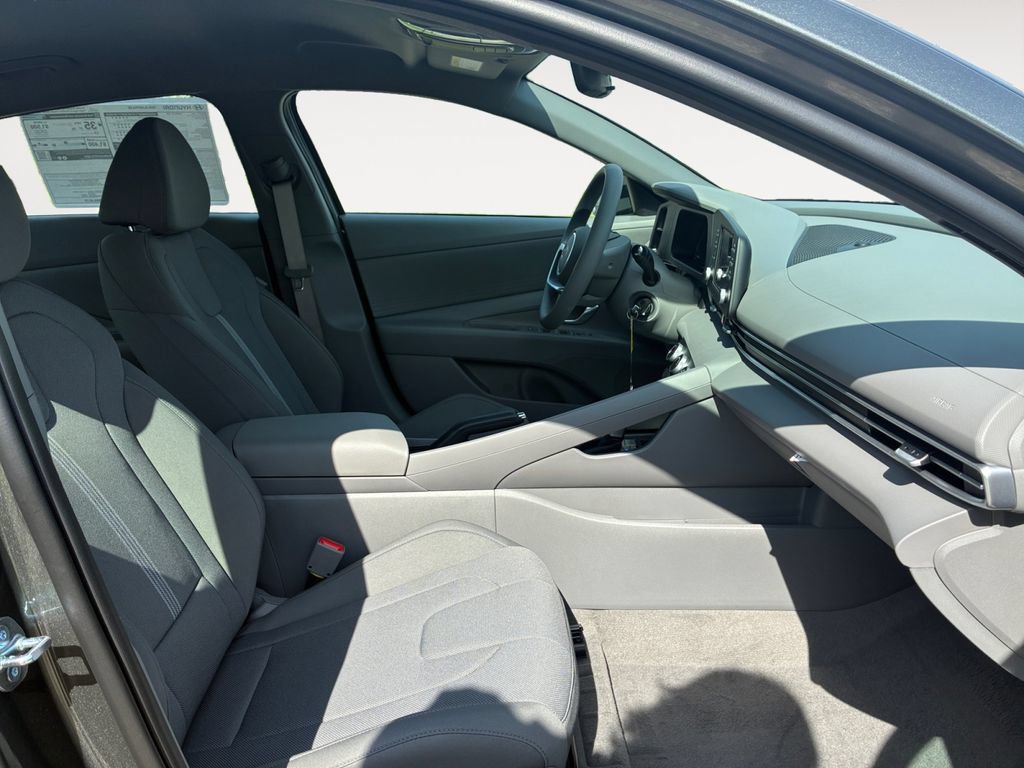 Used 2026 Hyundai Elantra SE FWD image 15