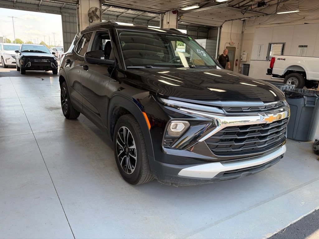 Used 2025 Chevrolet TrailBlazer LT FWD image 1