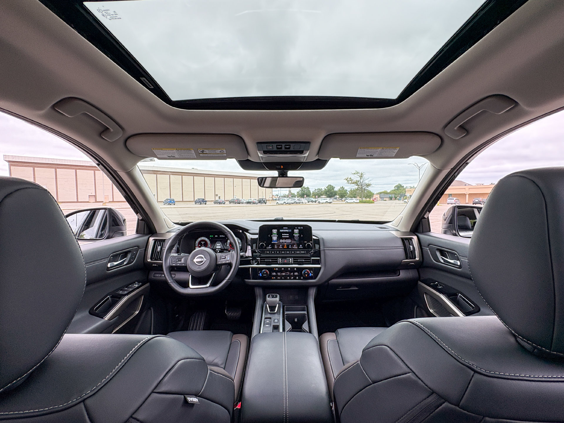 Used 2025 Nissan Pathfinder Platinum FWD image 2