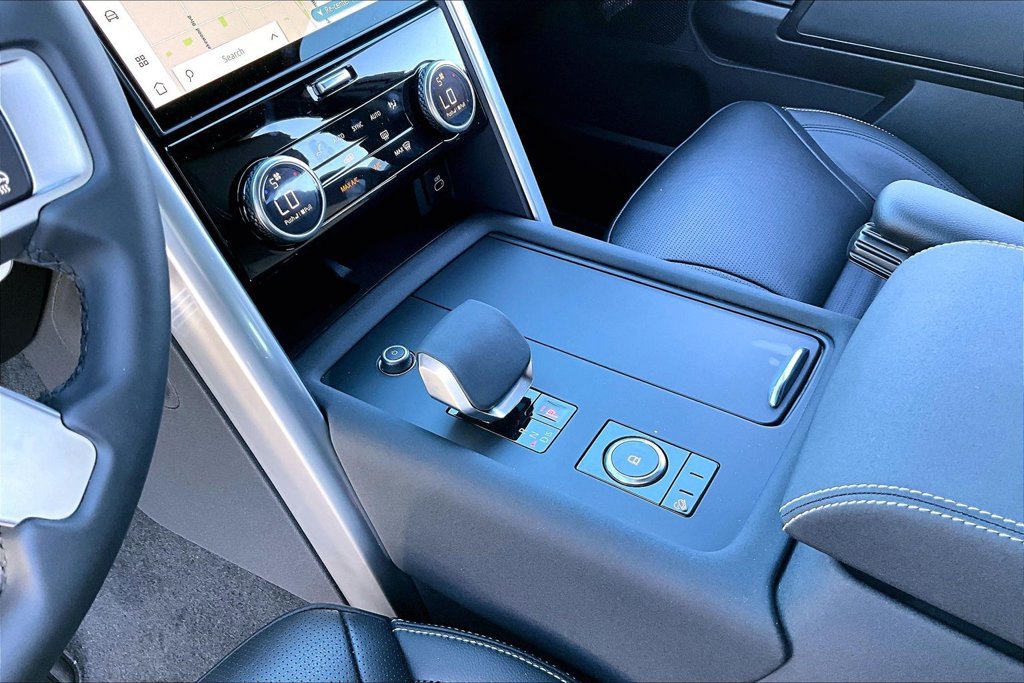 Certified 2025 Land Rover Discovery Dynamic SE AWD/4WD image 16