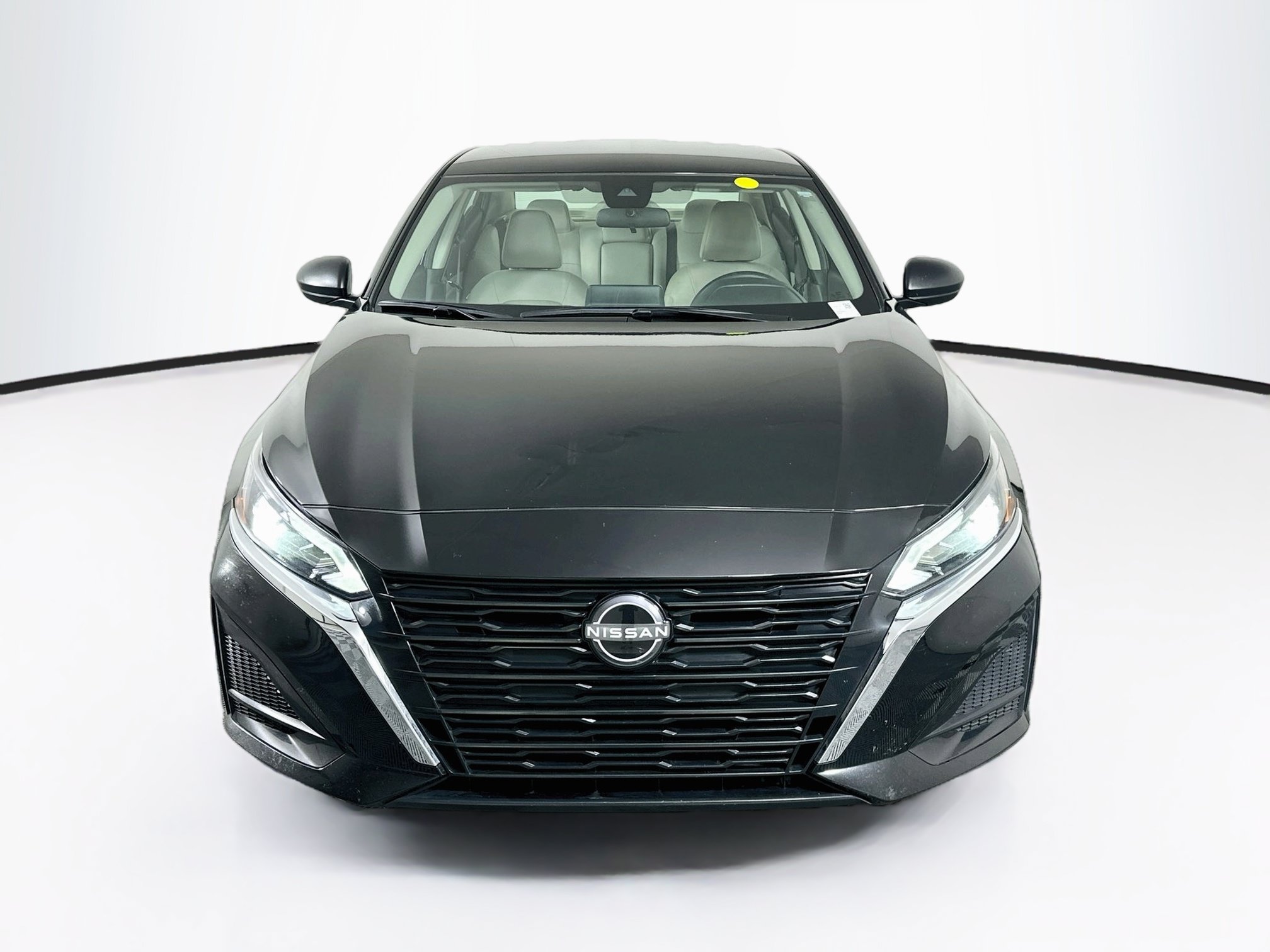 Used 2025 Nissan Altima 2.5 SV FWD image 2