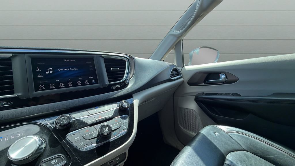 Used 2019 Chrysler Pacifica Touring-L FWD image 17