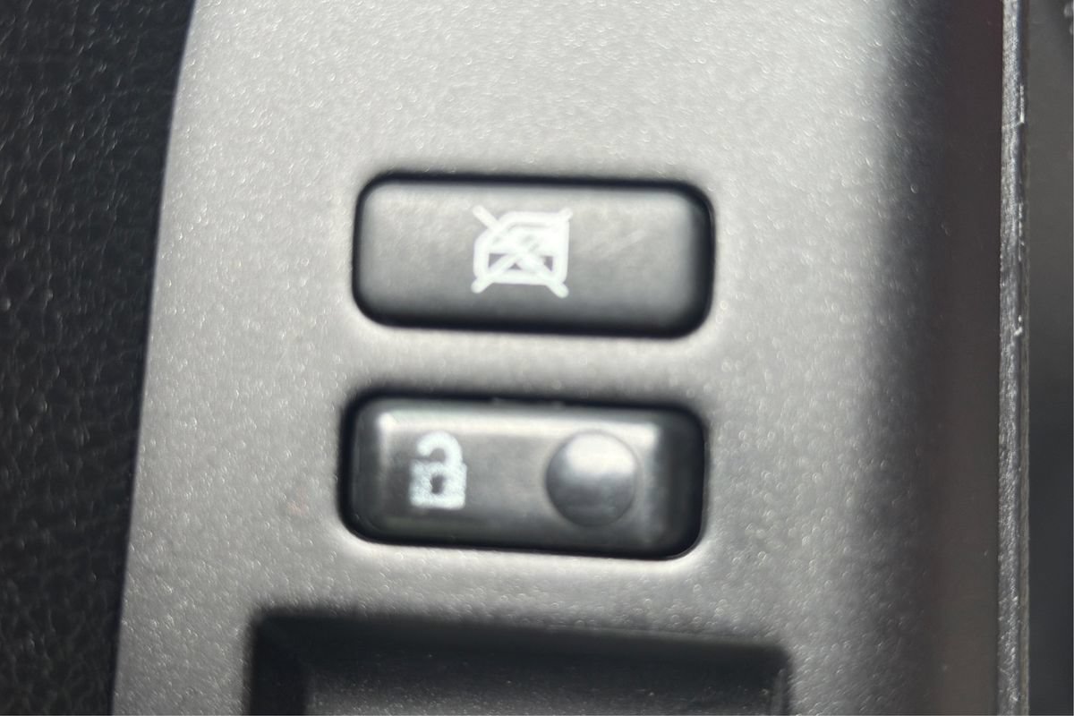 Used 2017 Toyota RAV4 LE FWD image 32