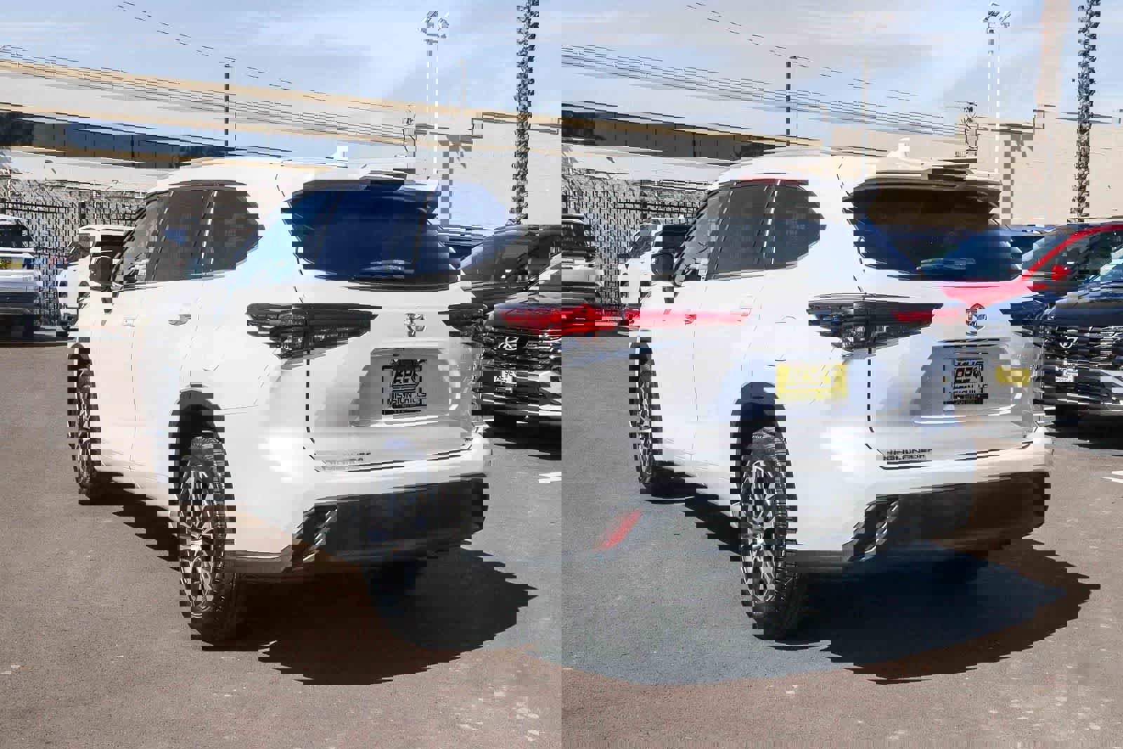 Used 2023 Toyota Highlander XLE image 2