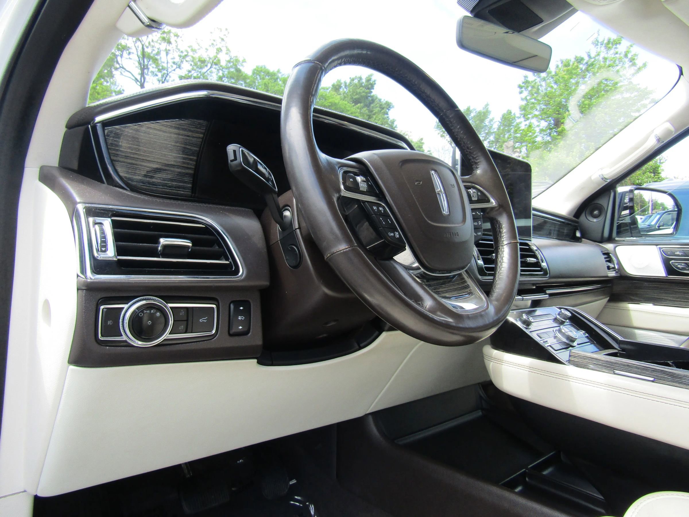 Used 2020 Lincoln Navigator L Black Label w/ Cargo Convenience Package AWD/4WD image 10