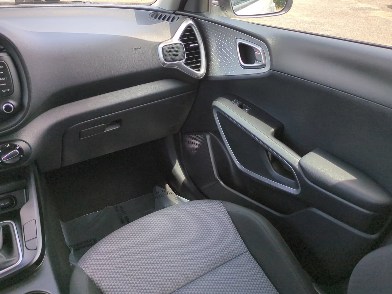 Certified 2025 Kia Soul LX w/ LX Technology Package FWD image 17
