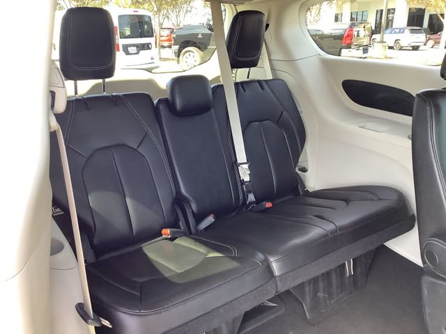 Used 2023 Chrysler Pacifica Touring-L image 35