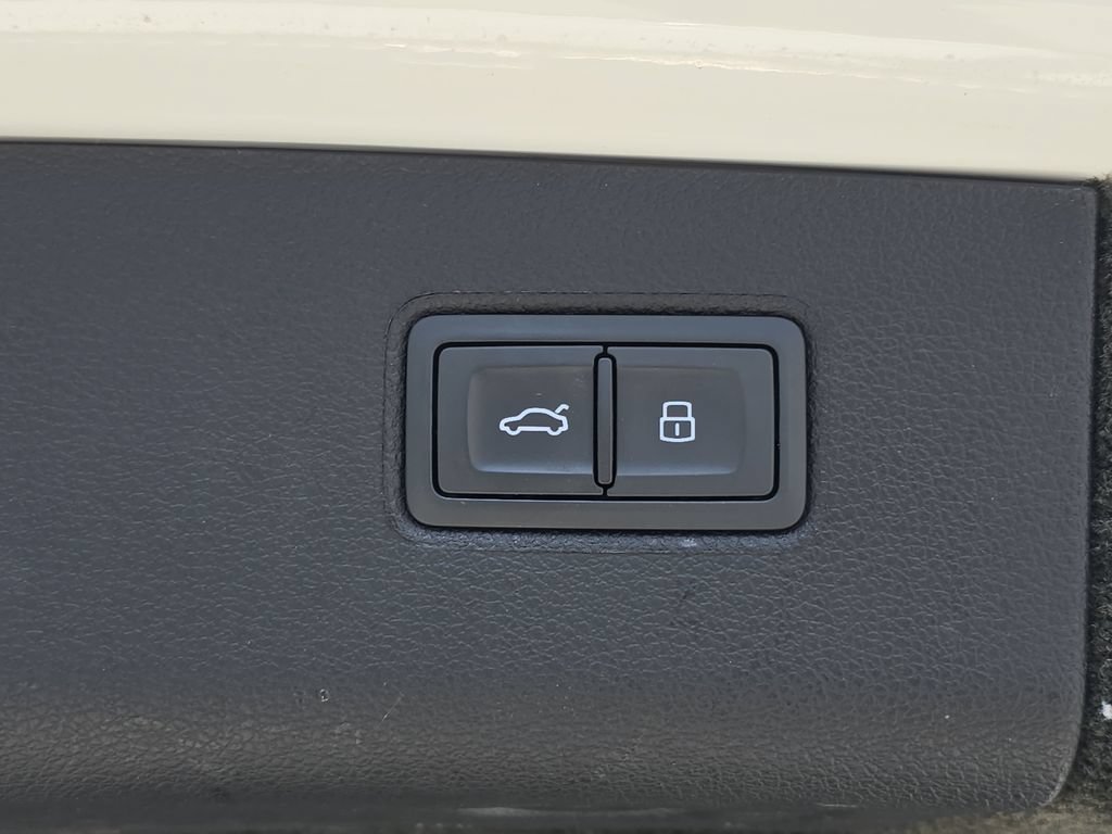 Used 2021 Bentley Bentayga AWD/4WD image 16