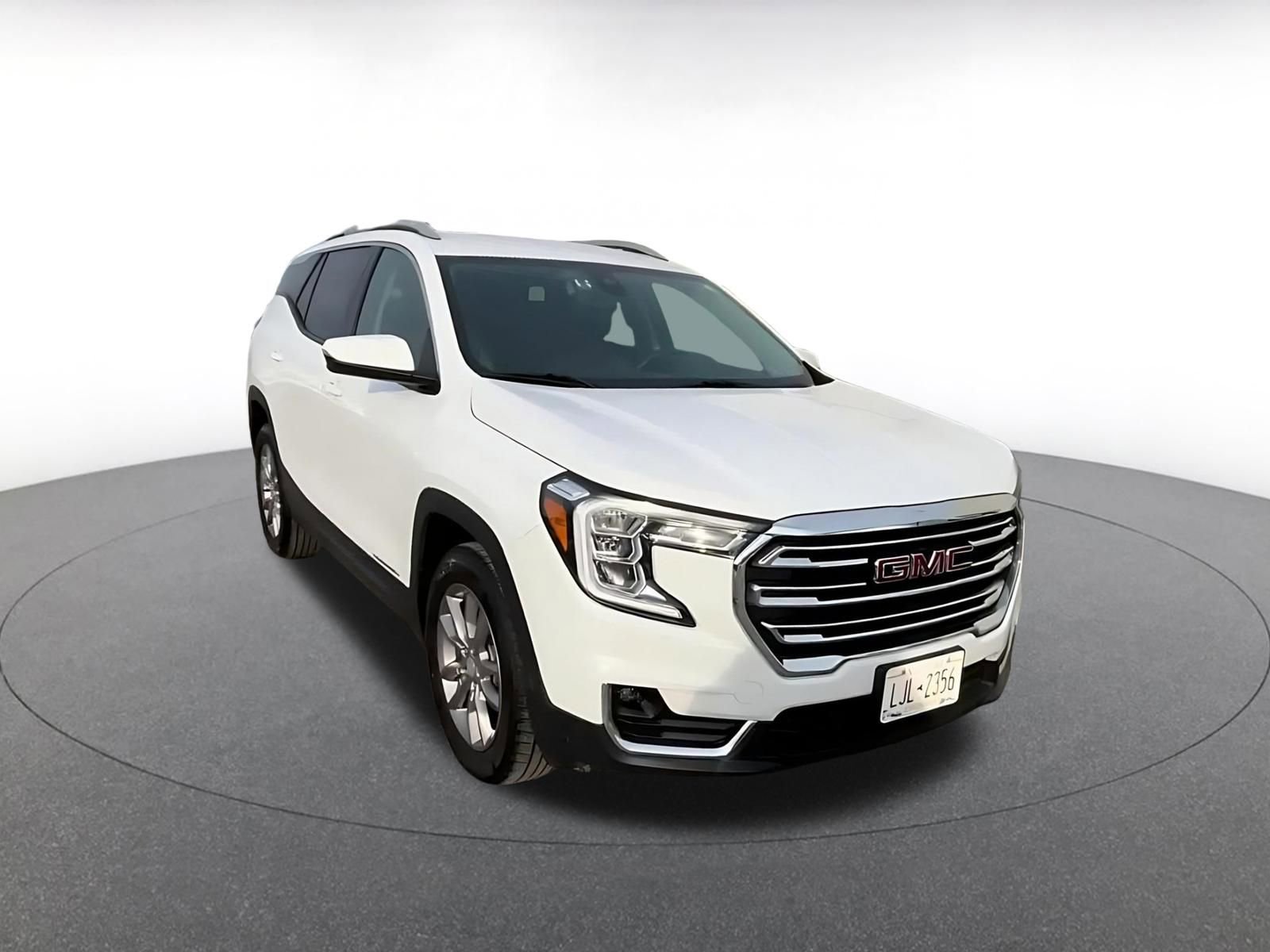 Used 2024 GMC Terrain SLT AWD/4WD image 2