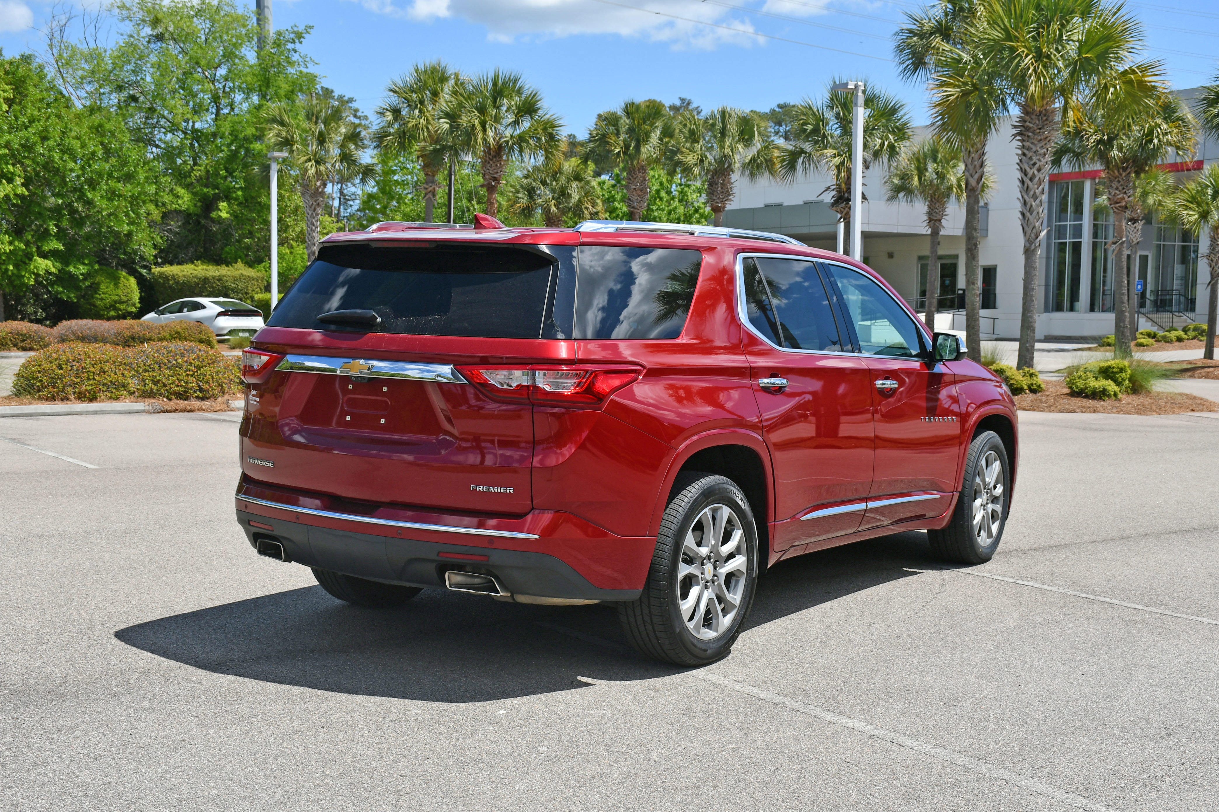 Used 2020 Chevrolet Traverse Premier FWD image 3
