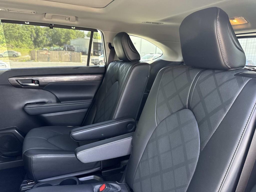 Used 2022 Toyota Highlander Platinum image 14