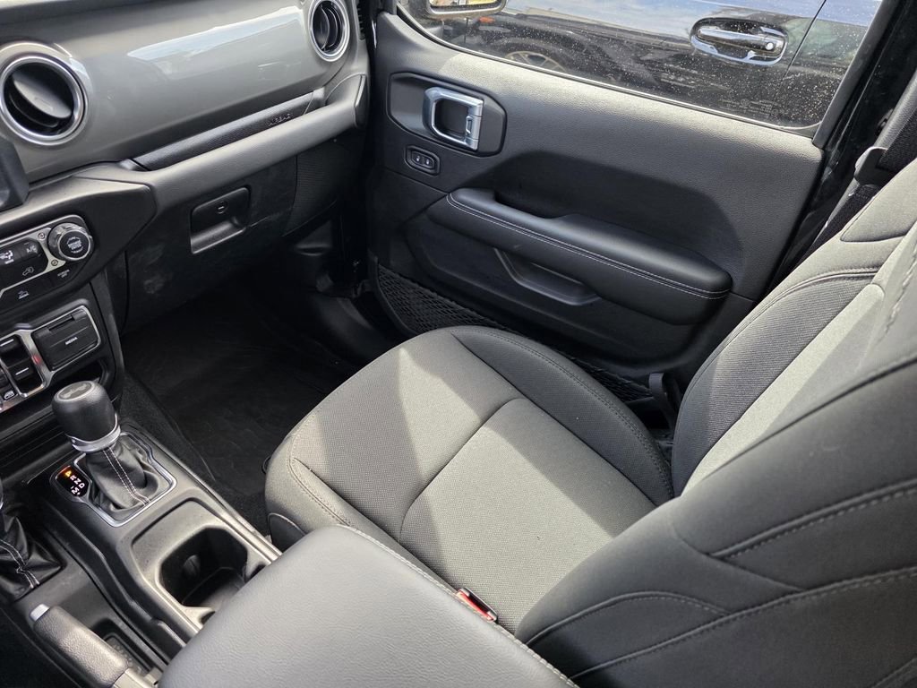 Used 2022 Jeep Wrangler Unlimited Sahara AWD/4WD image 29