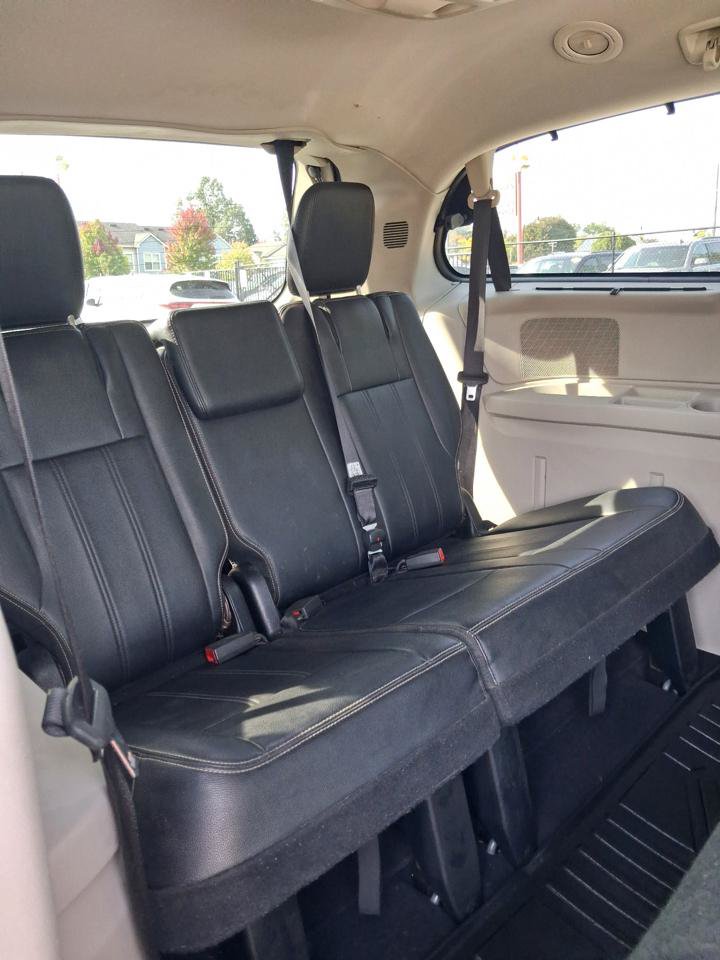 Used 2014 Chrysler Town & Country Touring FWD image 15