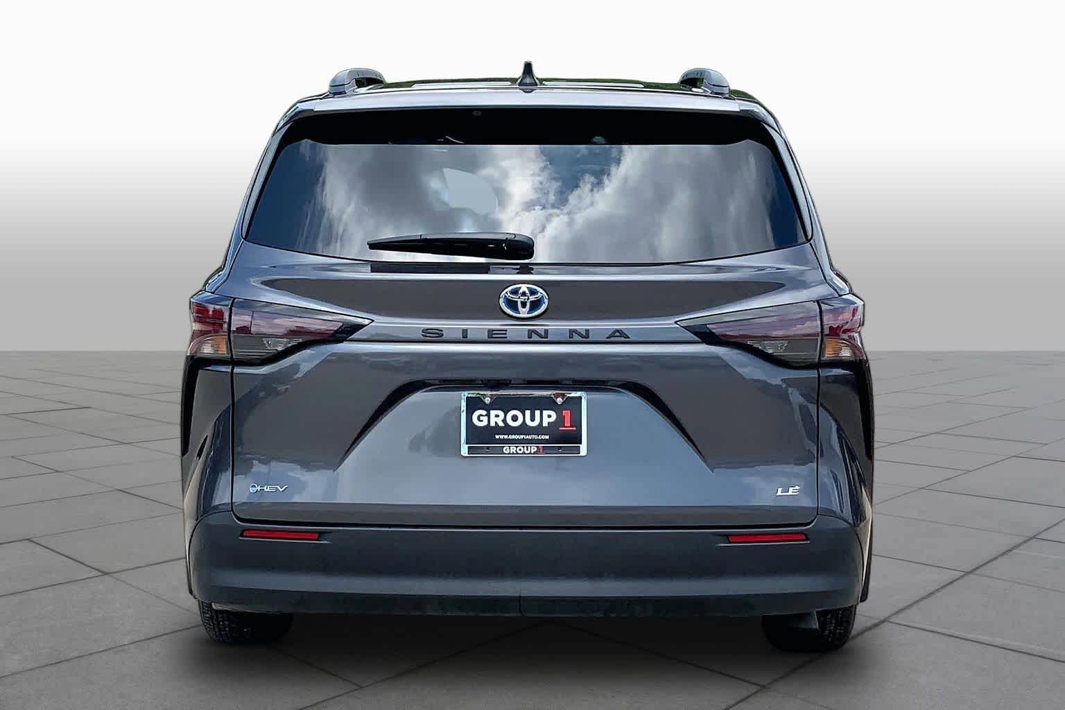 Used 2025 Toyota Sienna LE FWD image 5