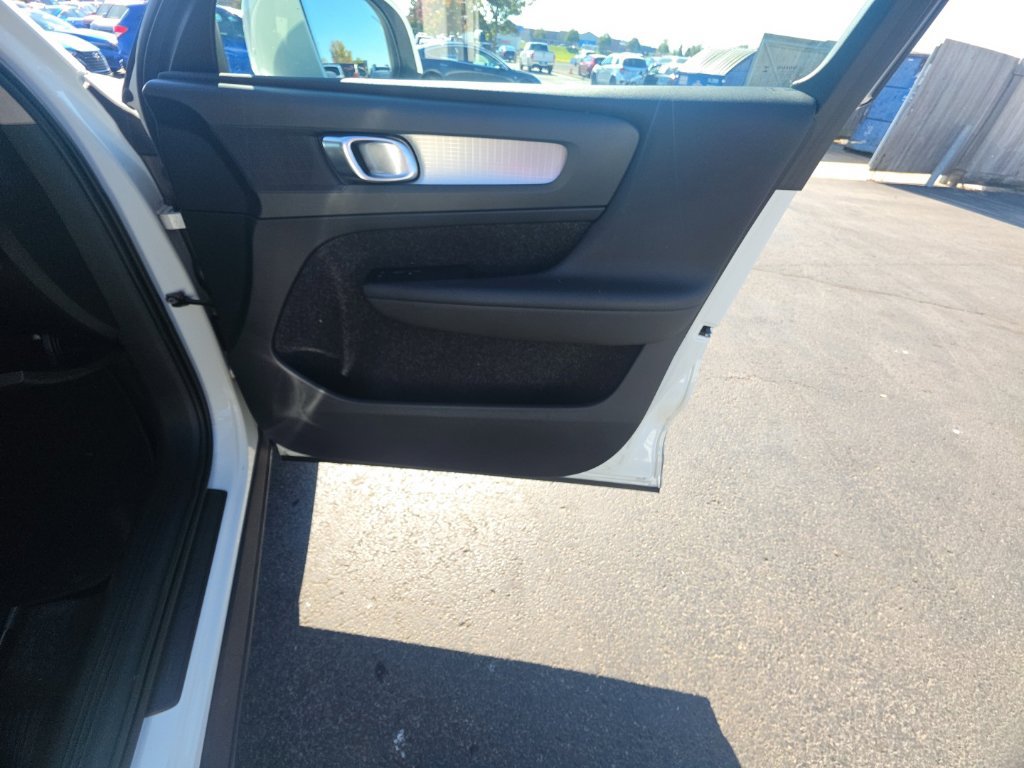 Used 2020 Volvo XC40 T4 Momentum FWD image 36