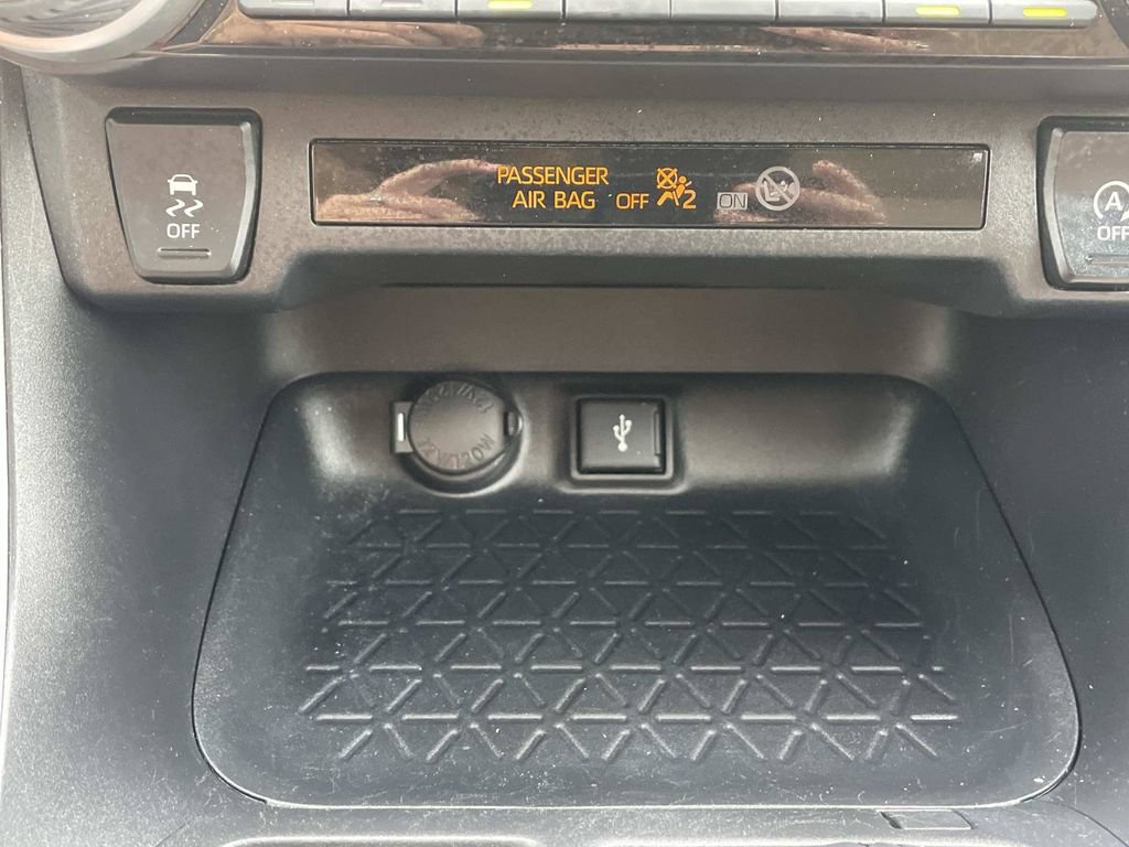 Used 2021 Toyota RAV4 XLE w/ Convenience Package FWD image 40