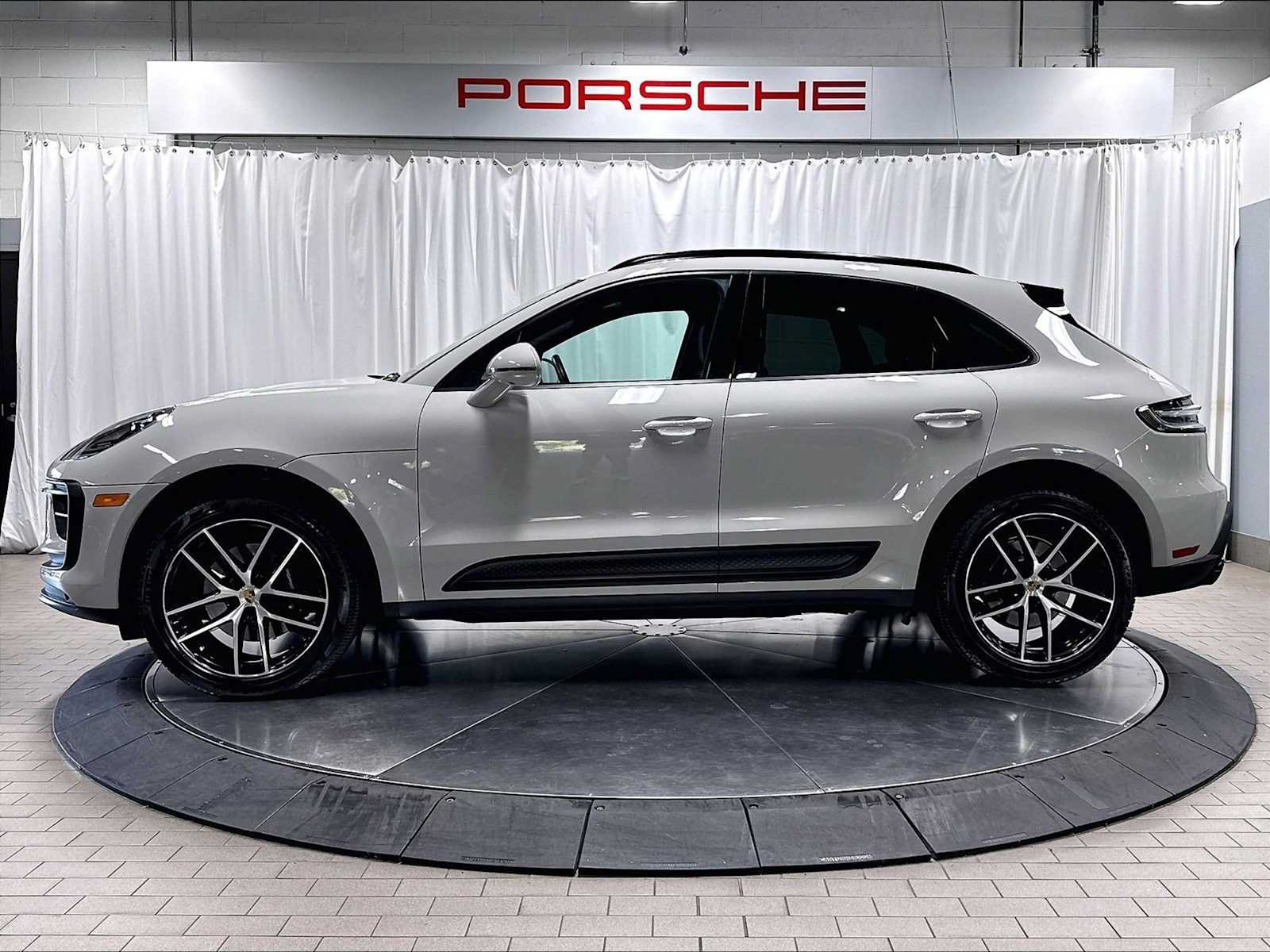 Used 2023 Porsche Macan AWD/4WD image 2