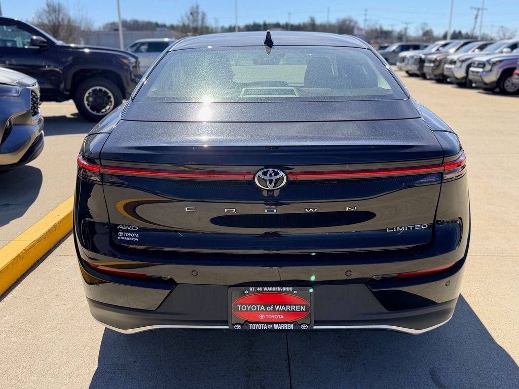 Used 2023 Toyota Crown Limited image 4