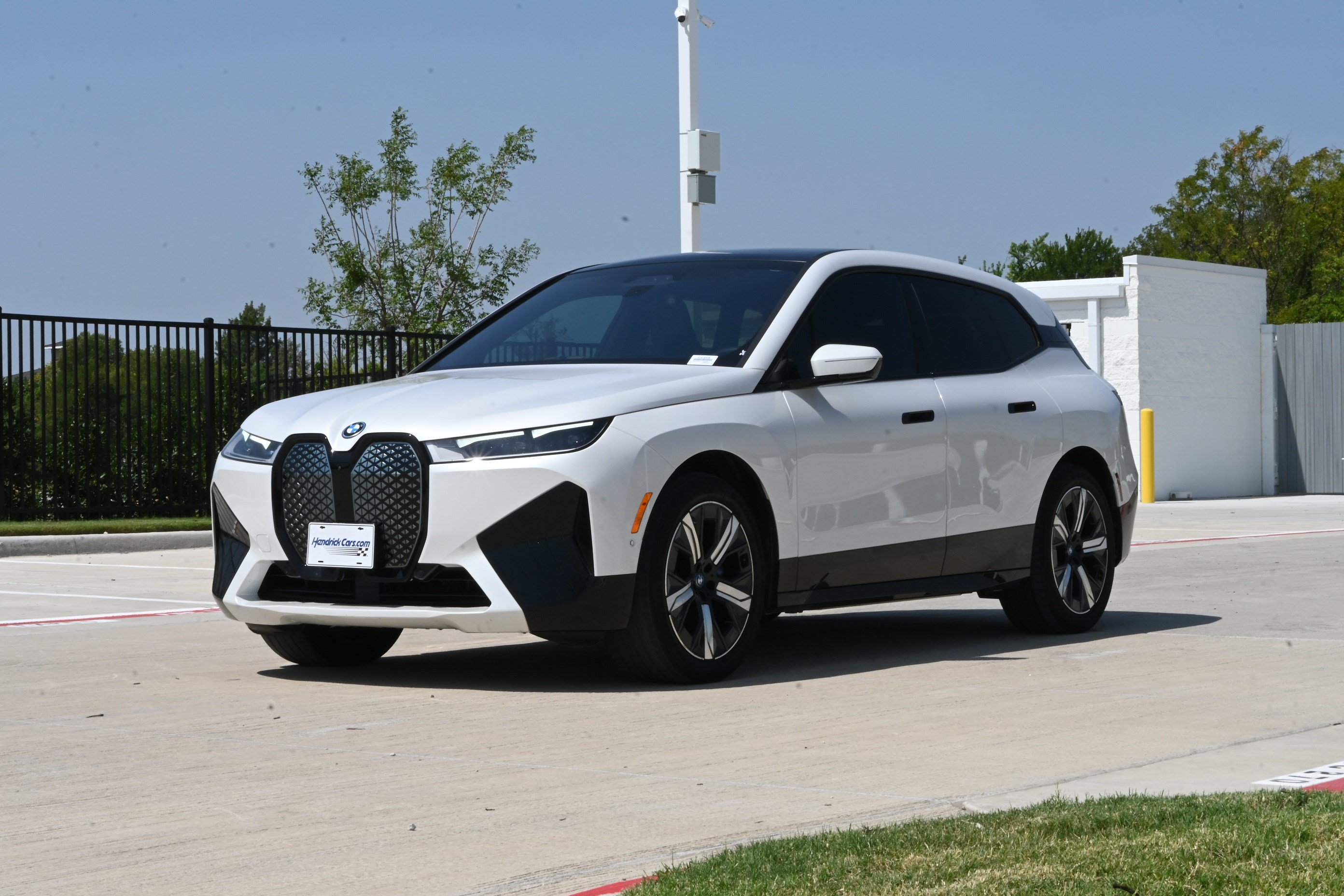 Used 2024 BMW iX xDrive50 w/ Premium Package AWD/4WD image 5