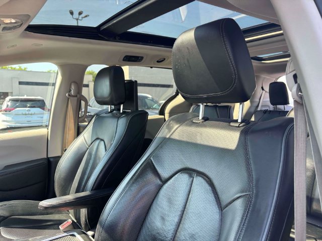Used 2018 Chrysler Pacifica Limited w/ Advanced Safetytec Group FWD image 7