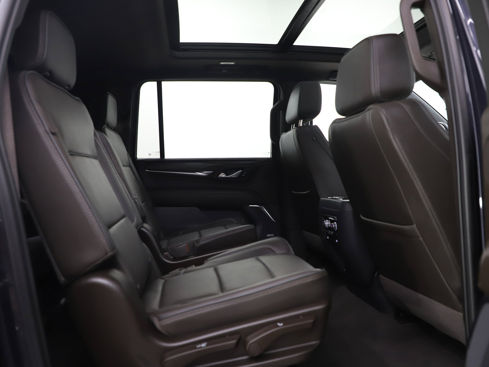 Used 2023 GMC Yukon XL Denali AWD/4WD image 14