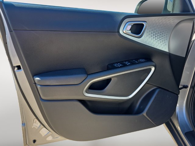 Used 2024 Kia Soul LX w/ LX Technology Package FWD image 16