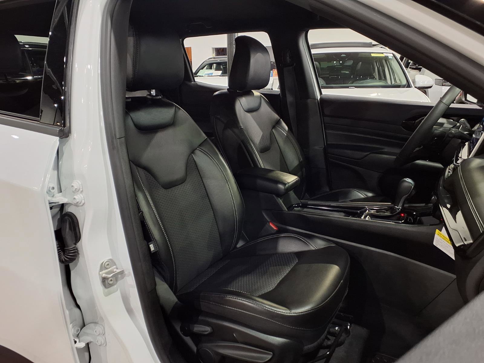 Used 2023 Jeep Compass Latitude w/ Convenience Group AWD/4WD image 19