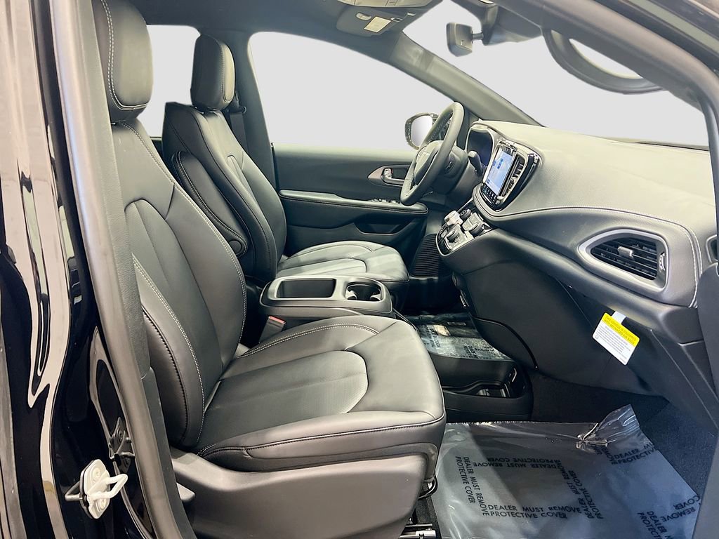 New 2026 Chrysler Pacifica Select image 15
