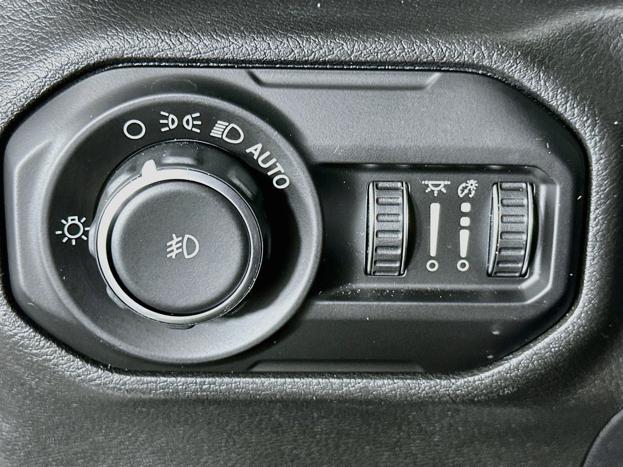 Used 2020 Jeep Wrangler Unlimited Sahara AWD/4WD image 17