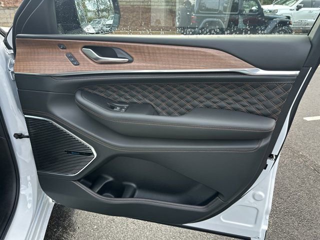 New 2025 Jeep Grand Cherokee Summit image 14