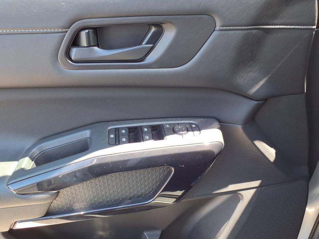 Used 2025 Nissan Pathfinder SV AWD/4WD image 17