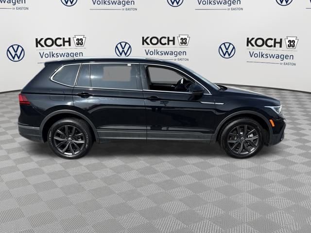 Used 2022 Volkswagen Tiguan SE w/ Panoramic Sunroof Package image 9