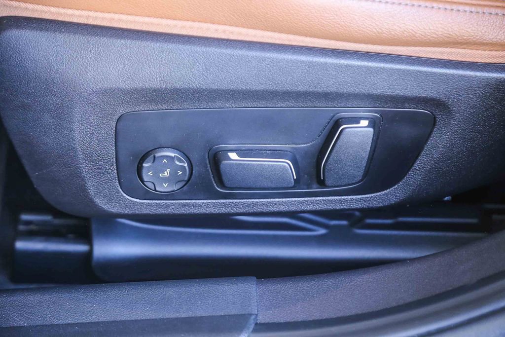 Used 2024 BMW 330i Sedan w/ Convenience Package RWD image 18