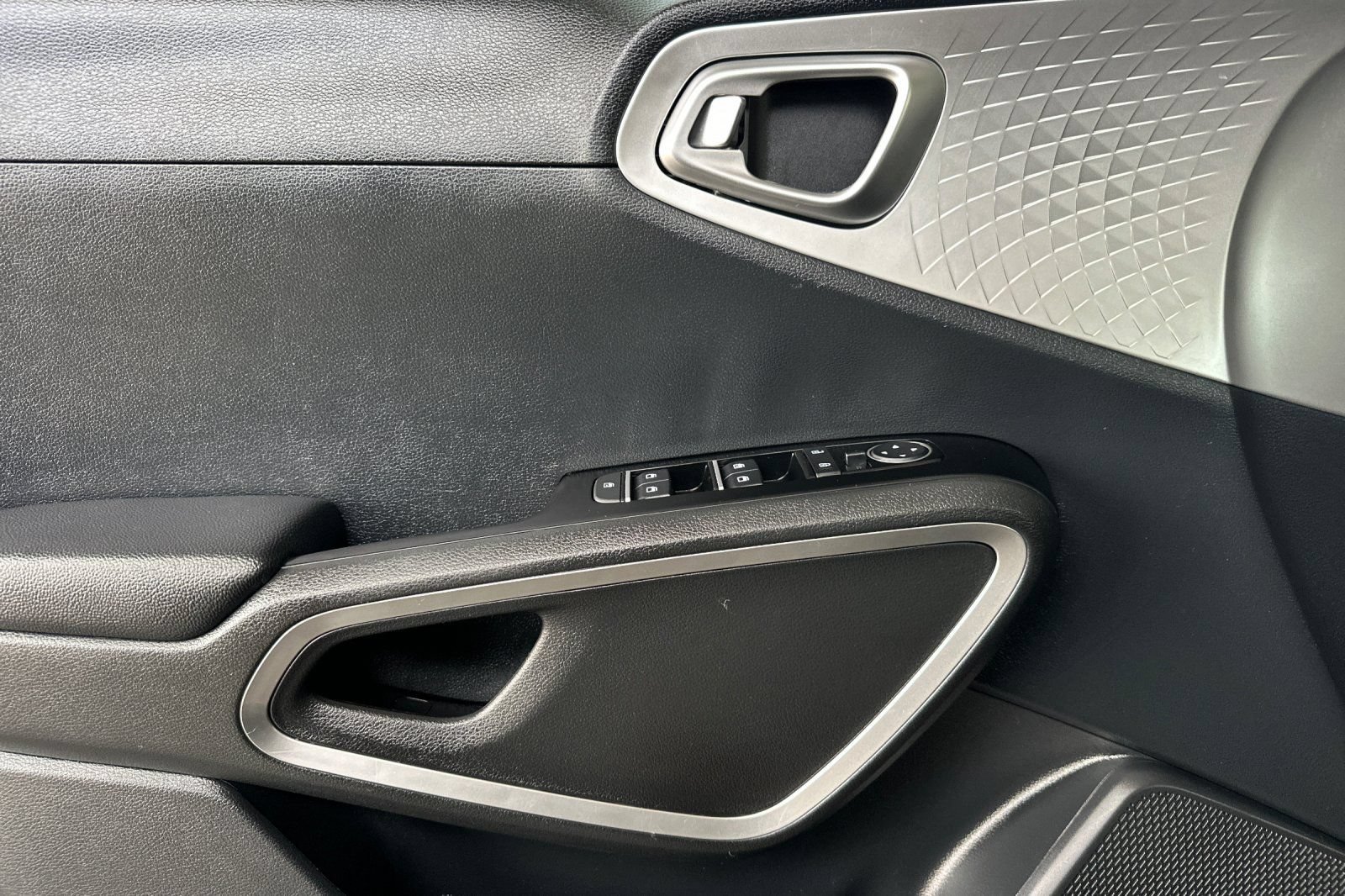 Used 2025 Kia Soul LX w/ LX Technology Package FWD image 11