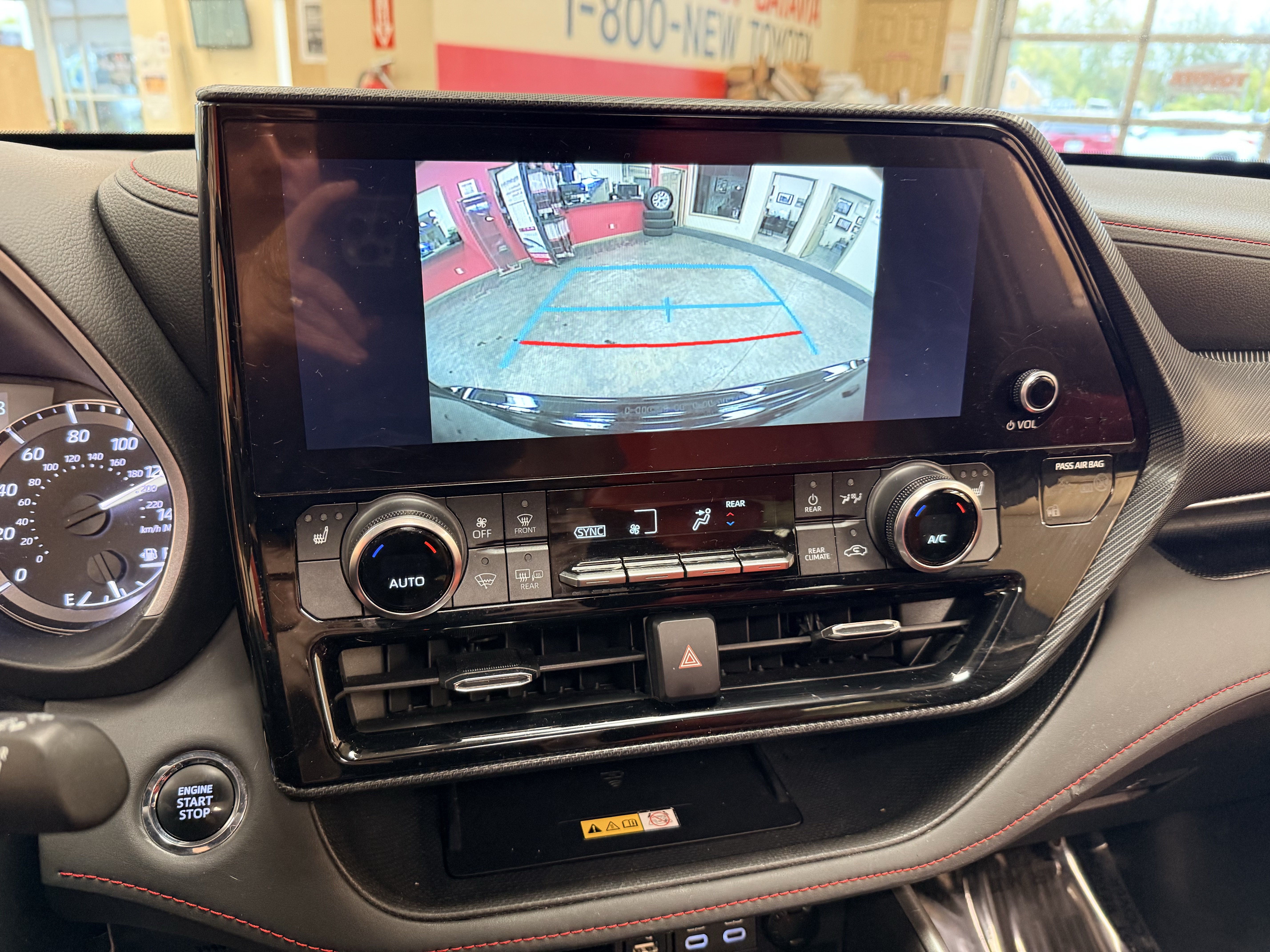 Used 2023 Toyota Highlander XSE AWD/4WD image 16