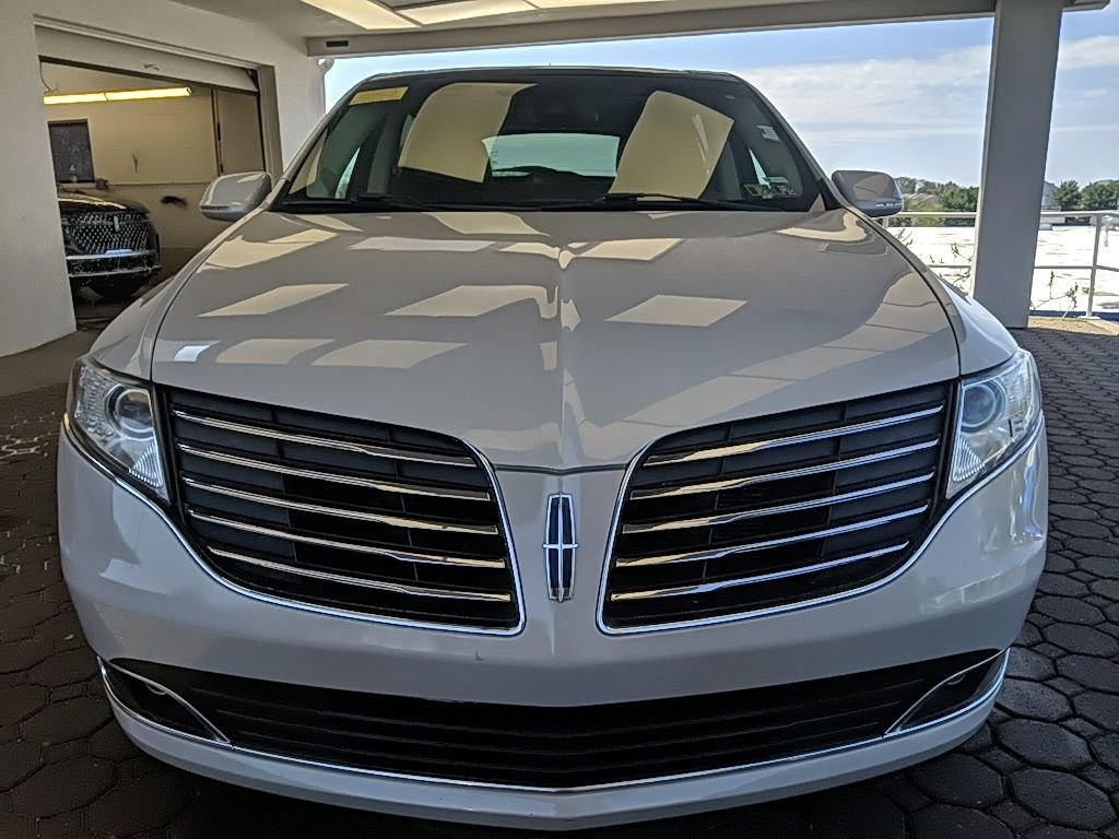 Used 2019 Lincoln MKT AWD image 2