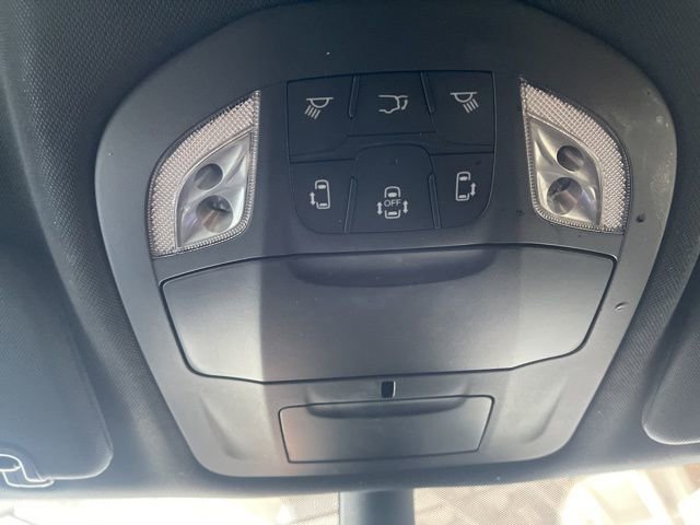 Used 2025 Chrysler Pacifica Select image 52